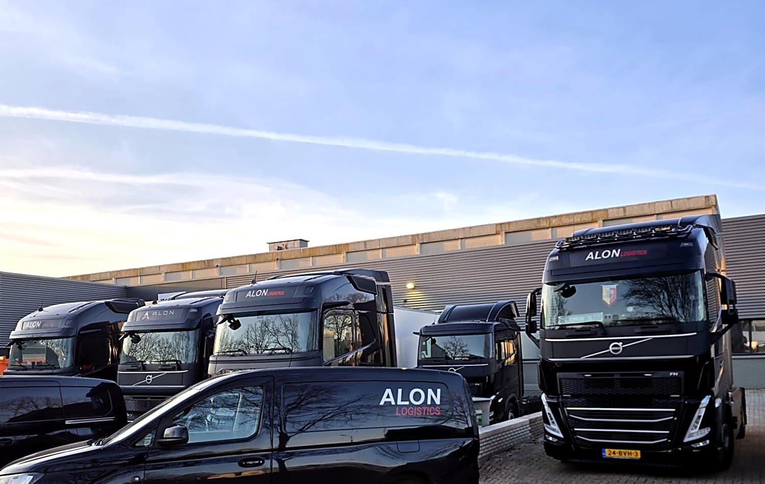 Alon Logistics bestelbus en vrachtwagens bij het DC in Veenendaal