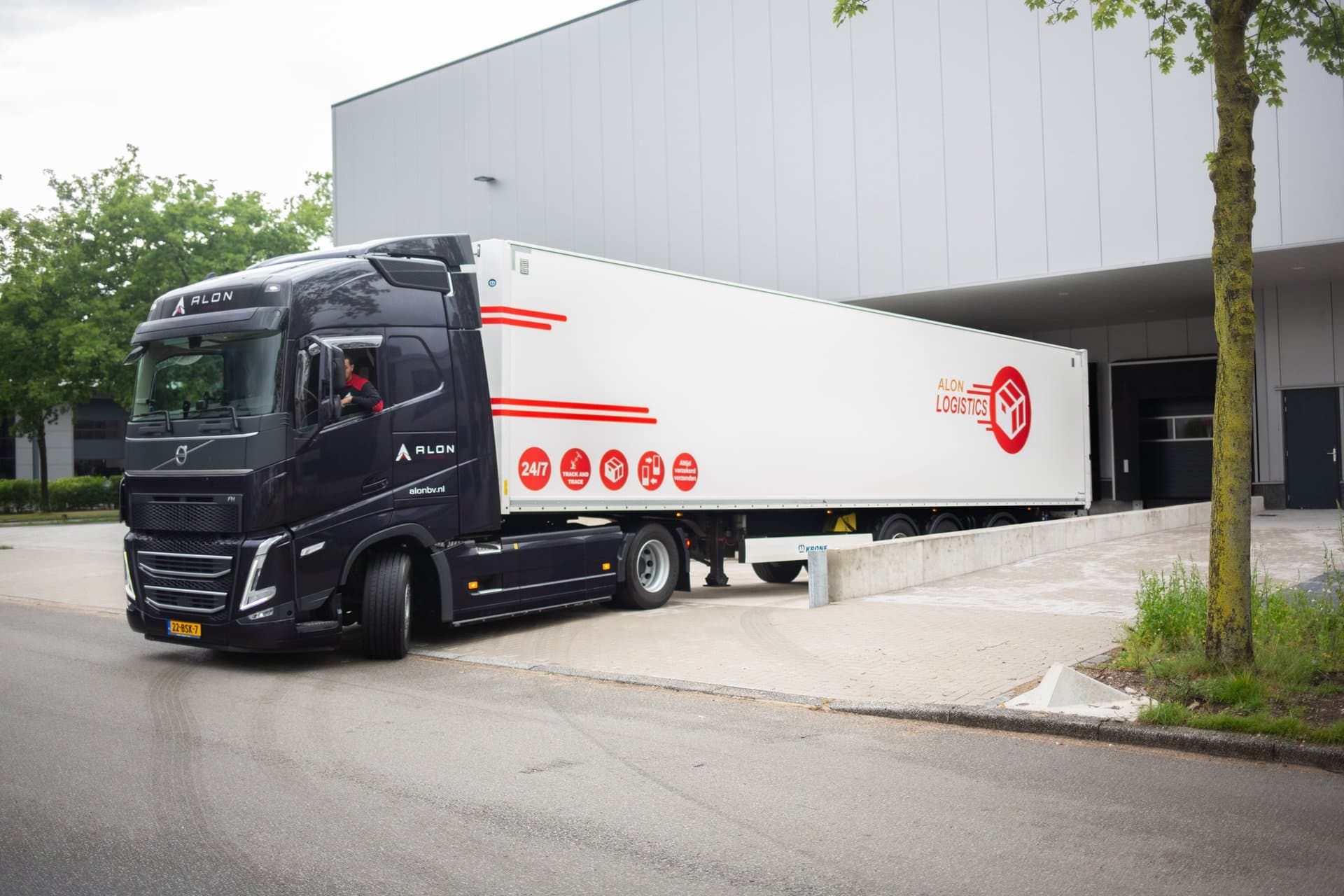 Alon Logistics vrachtwagen bij dockfaciliteit