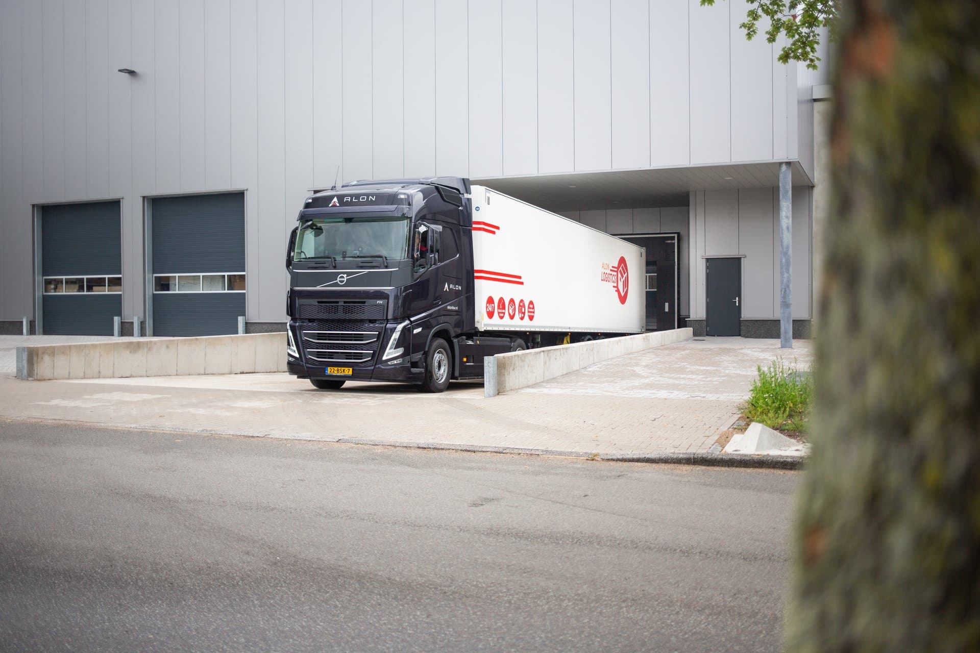 Alon Logistics vrachtwagen bij het distributiecentrum
