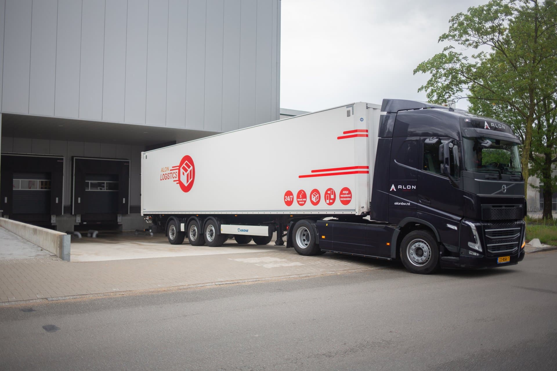 Alon Logistics vrachtwagen bij dockfaciliteit in Veenendaal