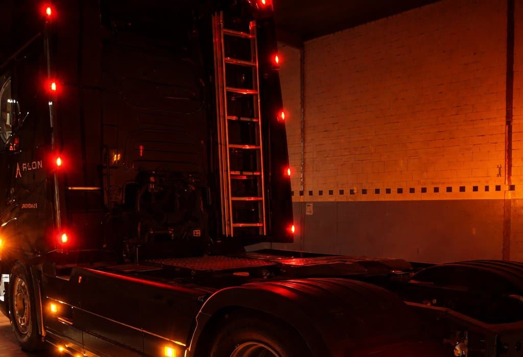 Alon Logistics vrachtwagen tijdens nachtdistributie