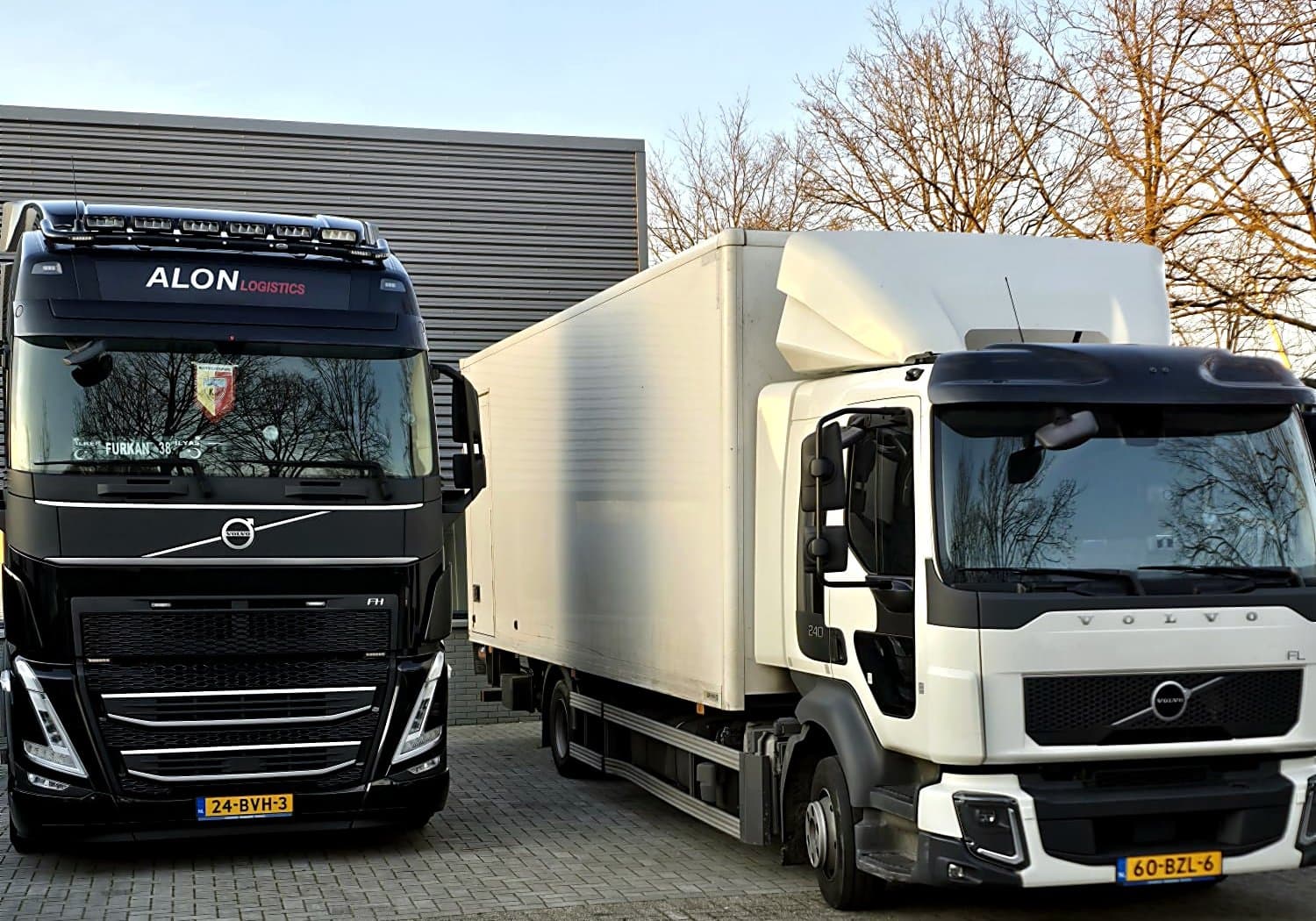Alon Logistics vrachtwagens klaar voor directe ritten bij het distributiecentrum