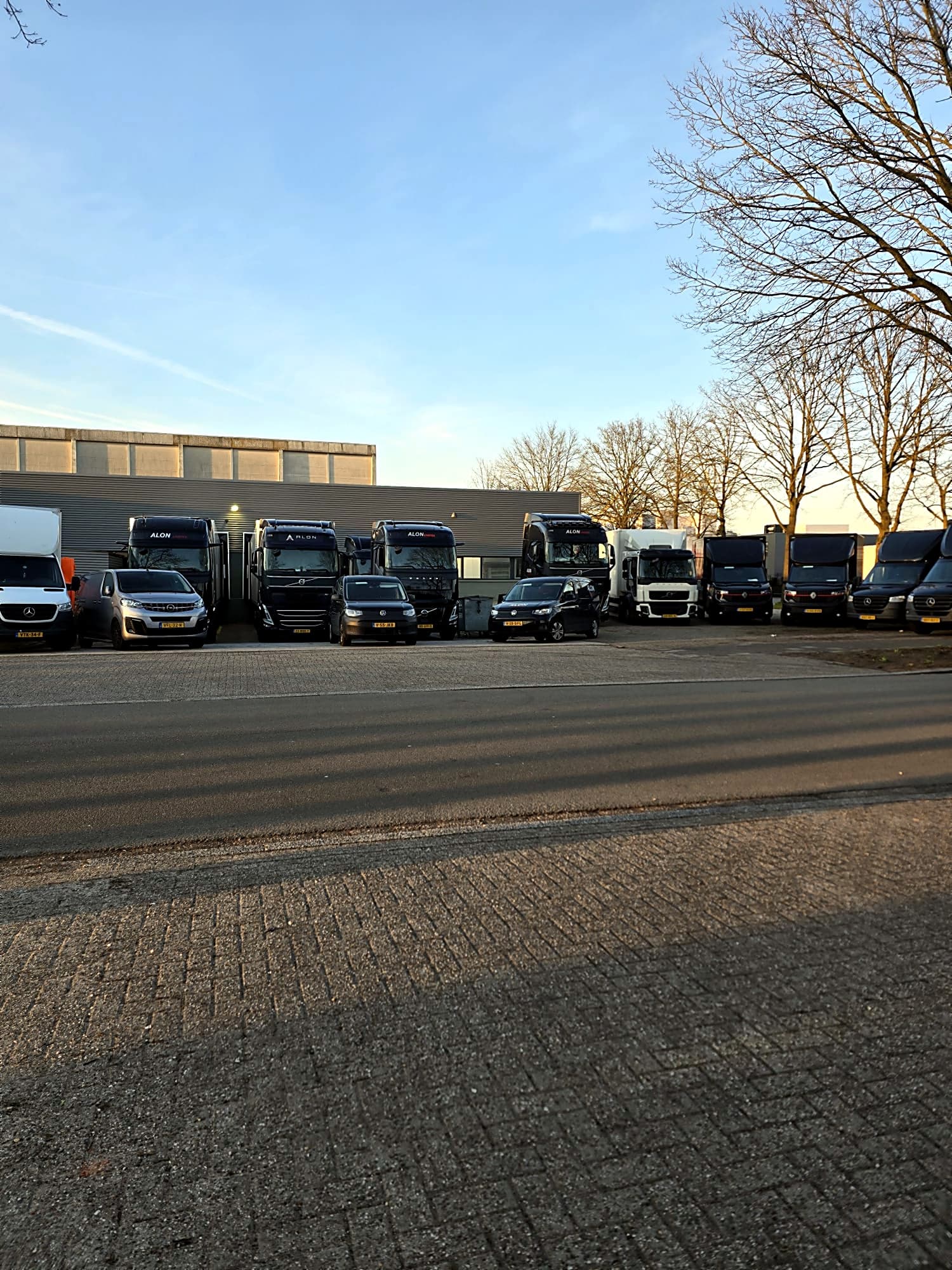 Alon Logistics wagenpark overzicht — 30+ voertuigen bij het distributiecentrum