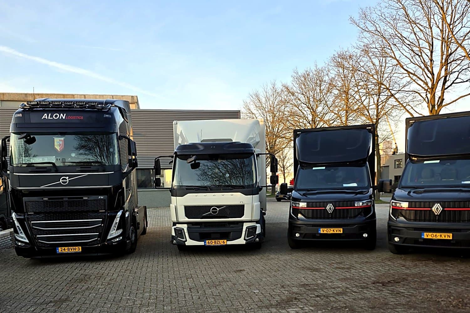 Wagenpark Alon Logistics — bestelbus, bakwagen en CE-trekker met oplegger voor pallet, koerier en spoedtransport