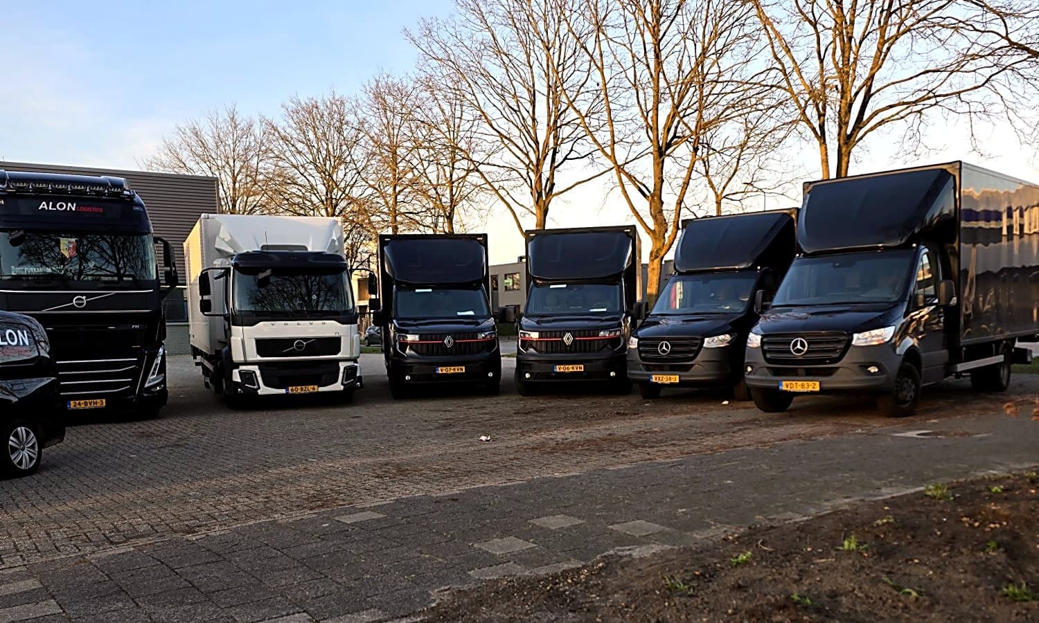 Volledig wagenpark van Alon Logistics op het bedrijfsterrein