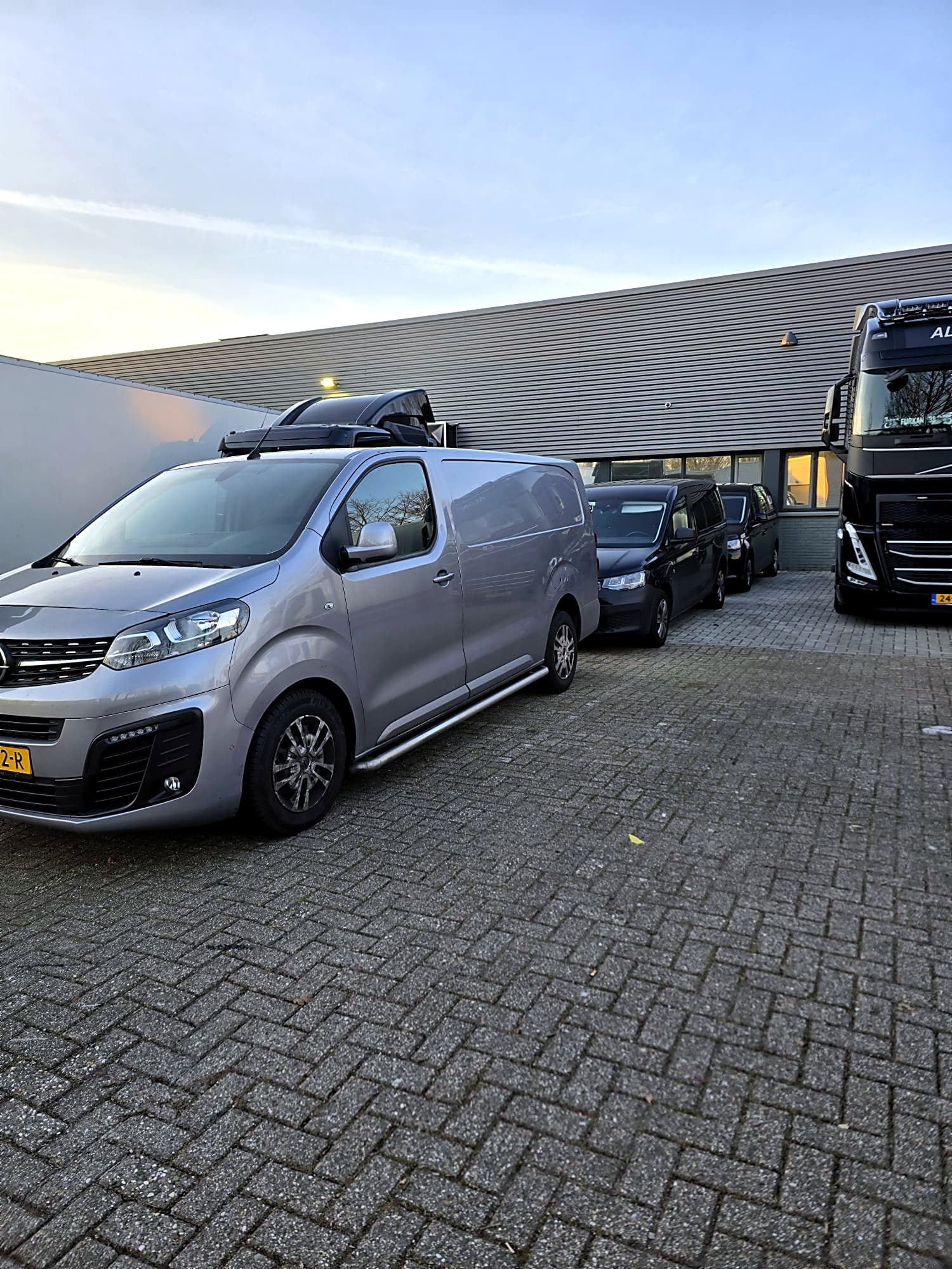 Alon Logistics bestelbus klein — stadsdistributie en koeriersdiensten