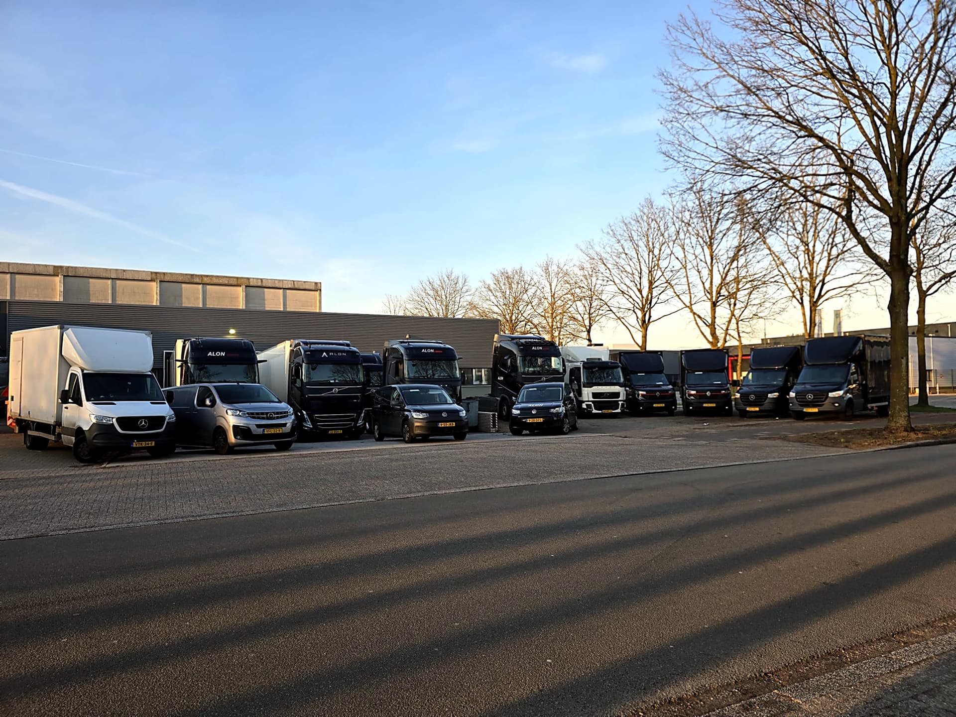 Alon Logistics grote bestelbussen — Mercedes Sprinter bakwagens