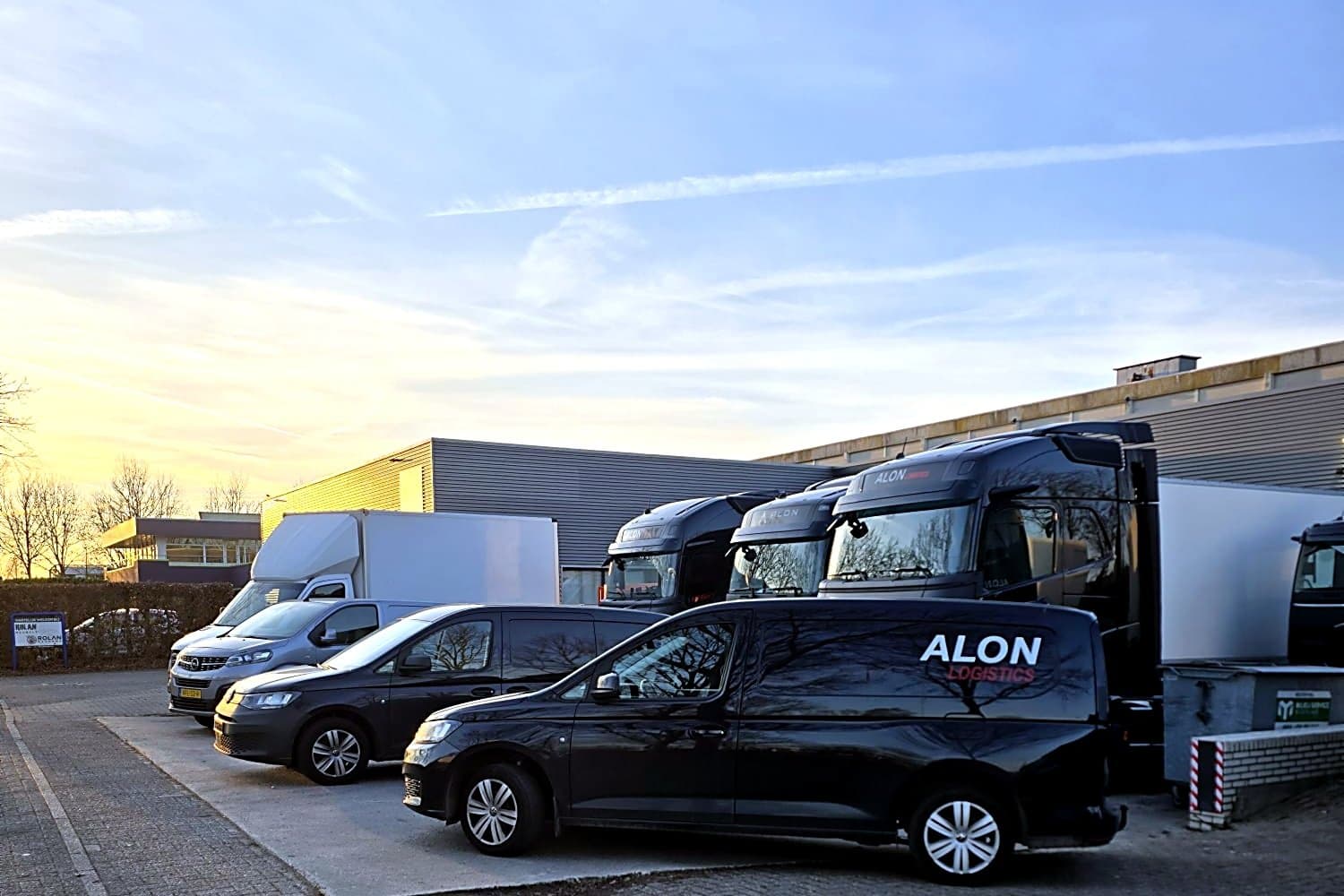 Alon Logistics wagenpark bij zonsondergang — transport vanaf Veenendaal door heel Nederland