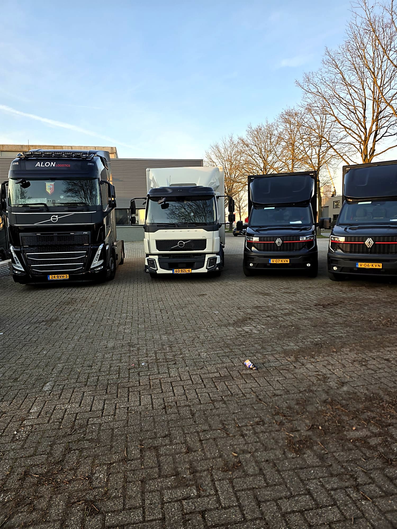 Alon Logistics vrachtwagens op rij — Volvo, Renault en Mercedes