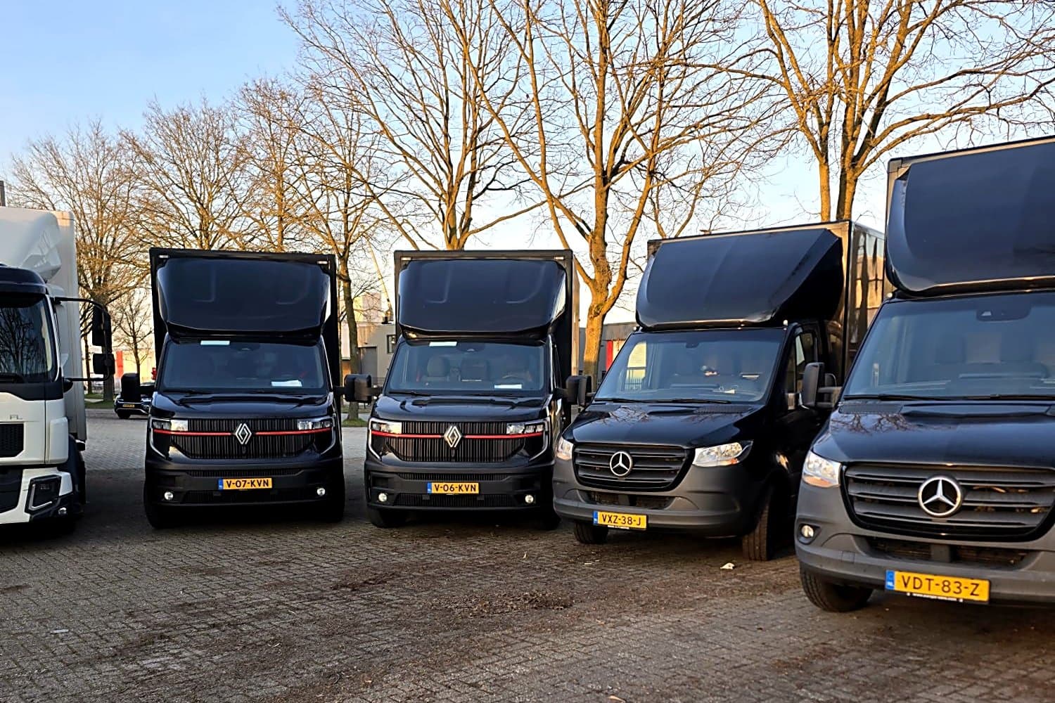 Alon Logistics bestelbussen en vrachtwagens beschikbaar voor verhuur