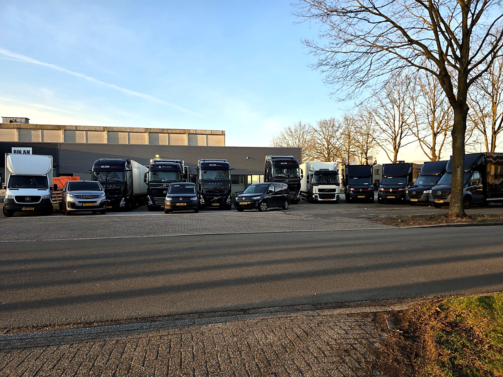 Alon Logistics wagenpark — transportbedrijf met 30+ voertuigen in Veenendaal voor heel Nederland